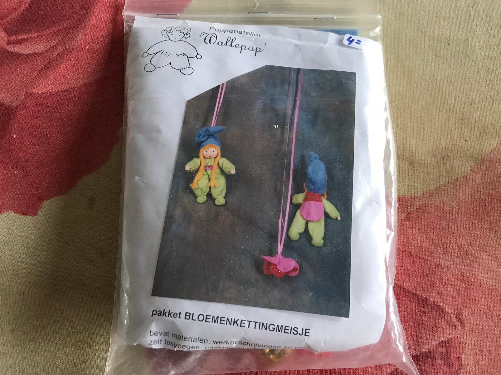 Poppenatelier wollepop, pakket bloemenkettingmeisje, Ophalen of Verzenden, Zo goed als nieuw