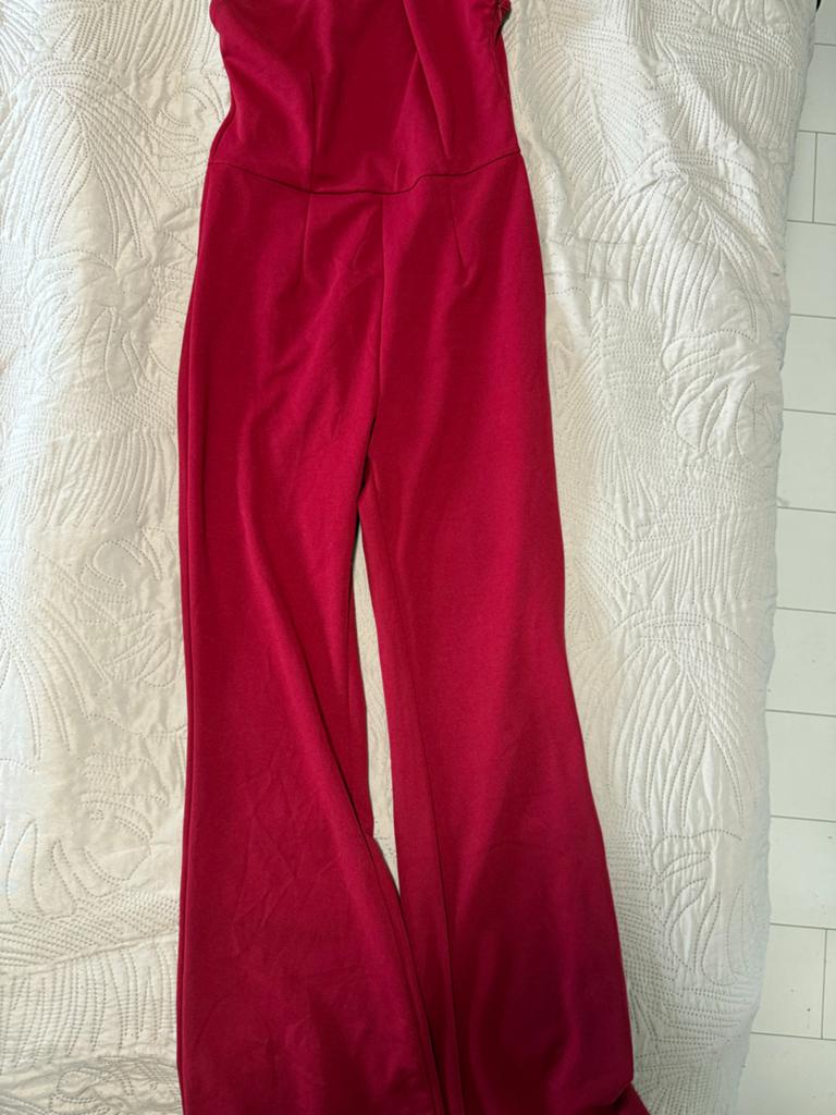 Elegante bordeauxrode jumpsuit met één schouder, Kleding | Dames, Jumpsuits, Ophalen of Verzenden, Zo goed als nieuw, Maat 38/40 (M)