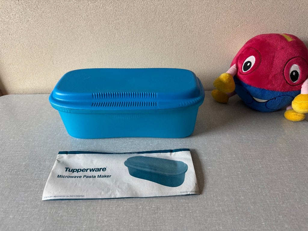 NIEUWSTAAT Tupperware Pastamaker 1.9L BLAUW met beschrijving, Blauw, Ophalen of Verzenden, Zo goed als nieuw, Bak of Kom
