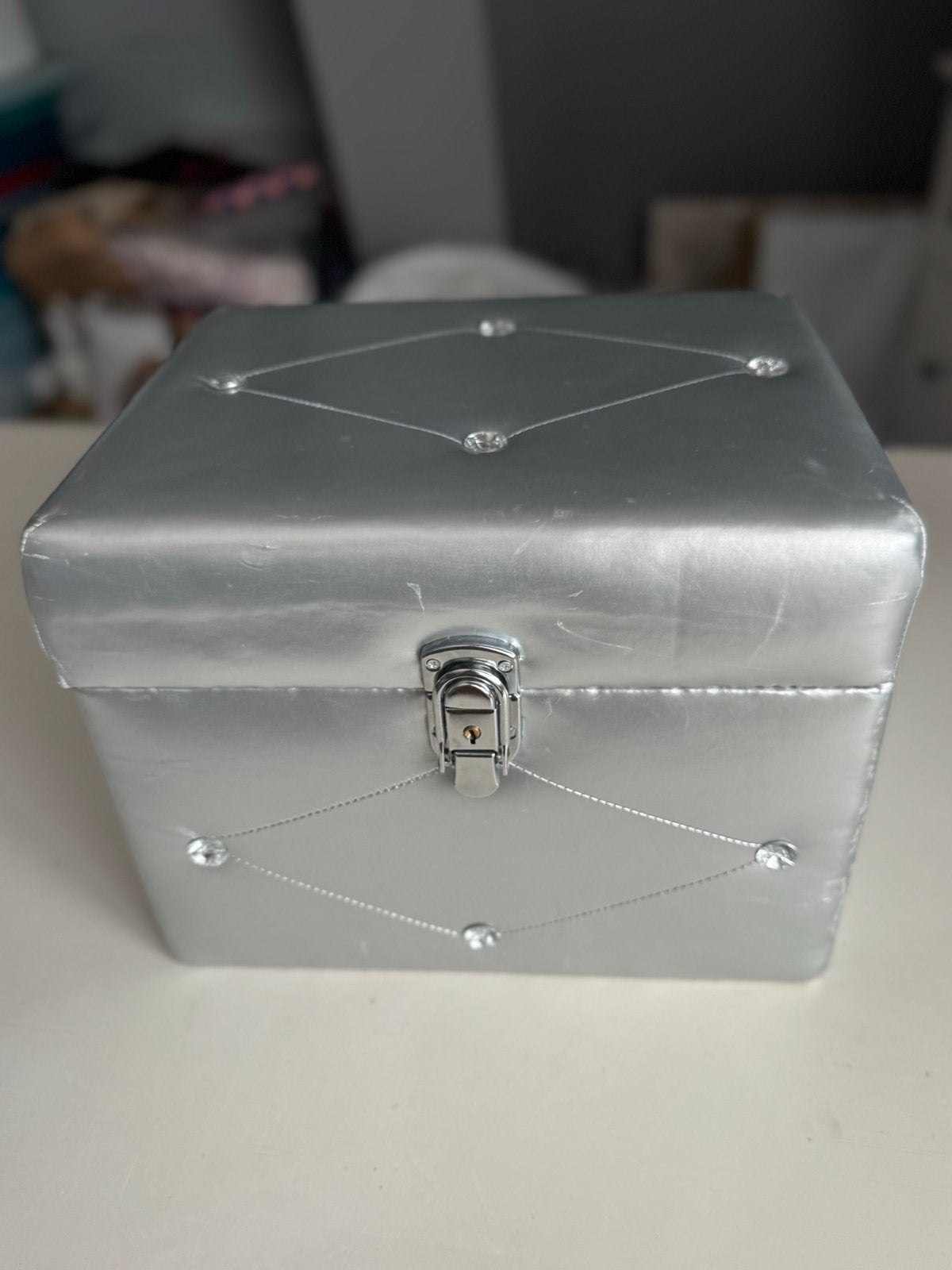 Zilverkleurige beauty case/opbergdoos met glimmende stenen, Gebruikt, Ophalen of Verzenden, Grijs, Met slot