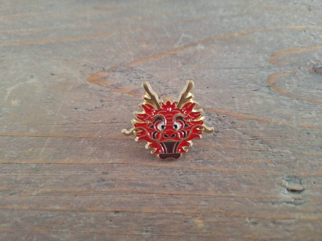 1 mooie pin van een rode chinese draak te koop, Verzamelen, Ophalen of Verzenden, Nieuw, Overige onderwerpen, Speldje of Pin