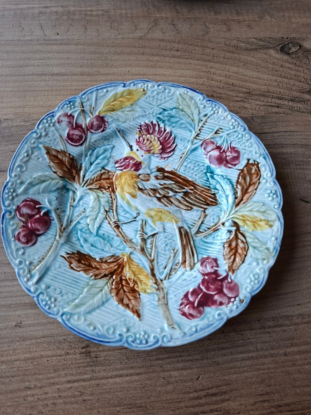 Antiek keramisch bord met vogel en fruit reliëf, Ophalen of Verzenden