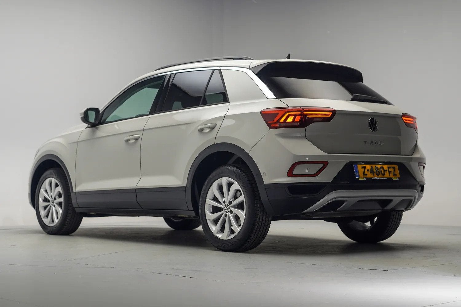 Volkswagen T-Roc 1.0 TSI Life [ LED Apple/Android Camera Cli, Auto's, Gebruikt, 1192 kg, Origineel Nederlands, Bedrijf