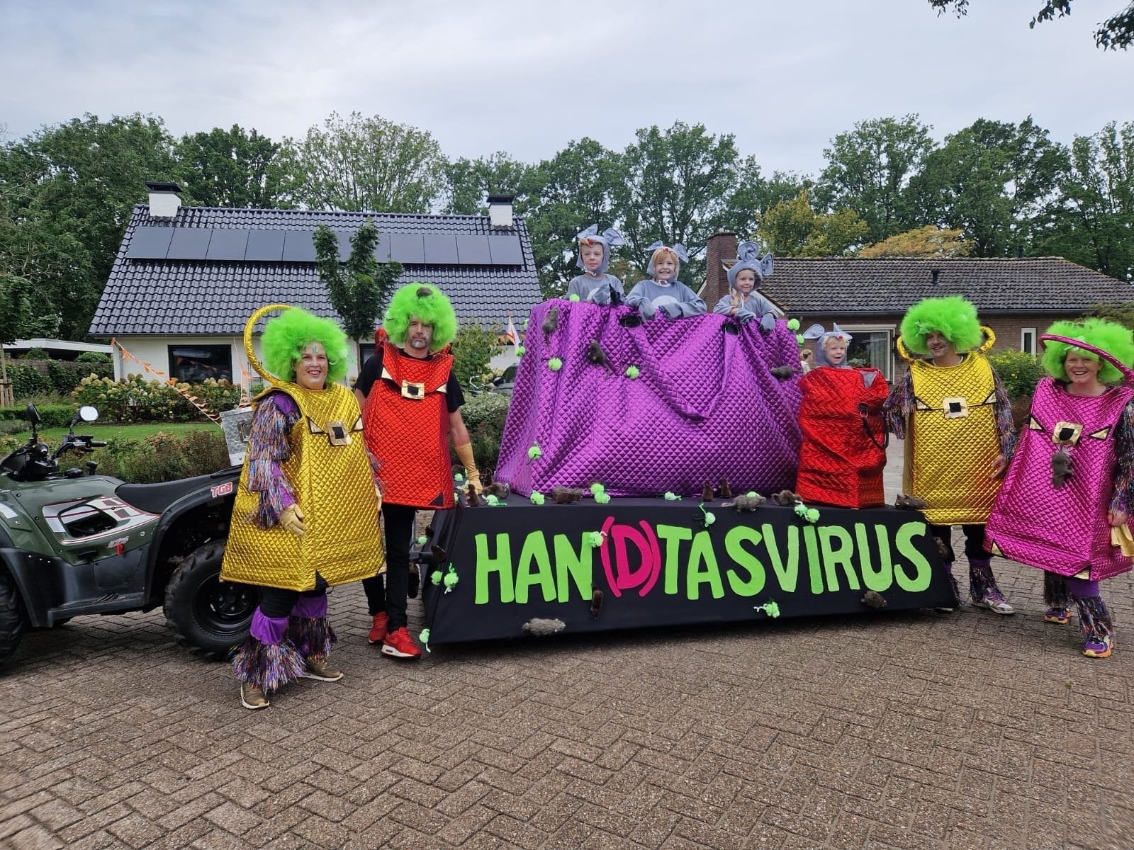 Versierde wagen 'Han(d)tasvirus' met kostuums, Ophalen, Gebruikt, Feestartikel, Carnaval