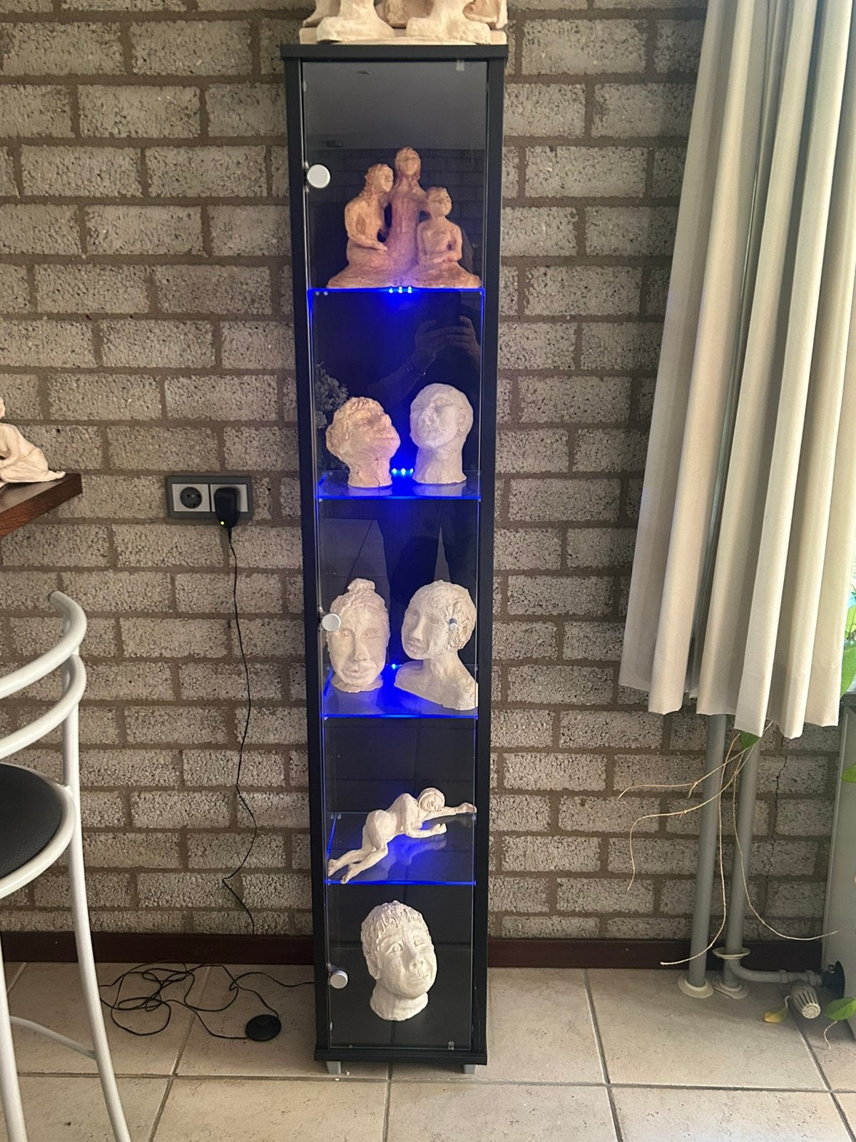 Vitrinekast met blauwe verlichting, Ophalen, Zo goed als nieuw