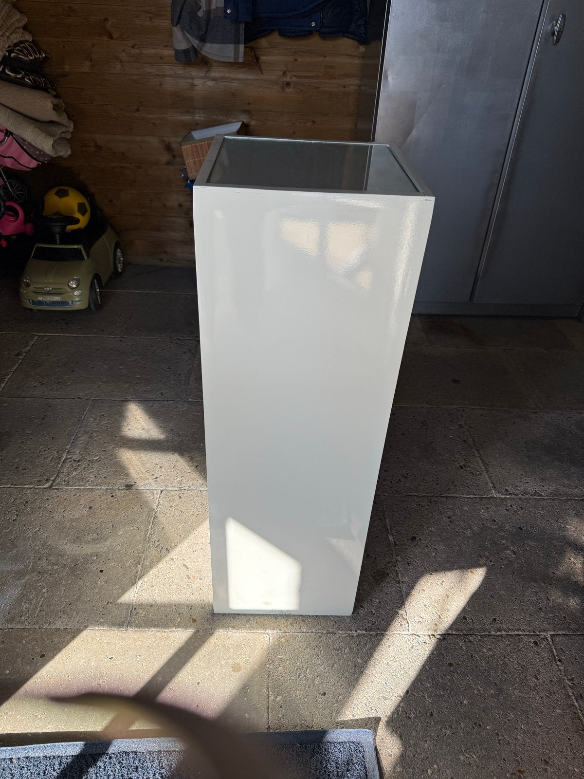 Witte Art en Vogue by Artstone Sokkel met Glazen Bovenkant, Gebruikt, Ophalen of Verzenden, Modern, Wit