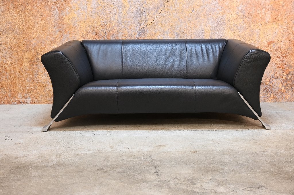 ZGANieuw zwarte leren Rolf Benz 322 design bank, Huis en Inrichting, Tweepersoons, 75 tot 100 cm, Zo goed als nieuw, Rechte bank