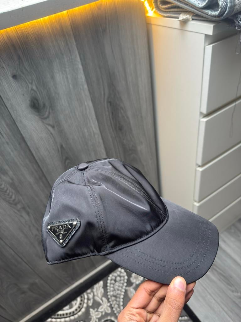 Prada Cap - Stijlvolle Zwarte Pet, Kleding | Dames, Hoeden en Petten, Ophalen of Verzenden, Zo goed als nieuw, One size fits all