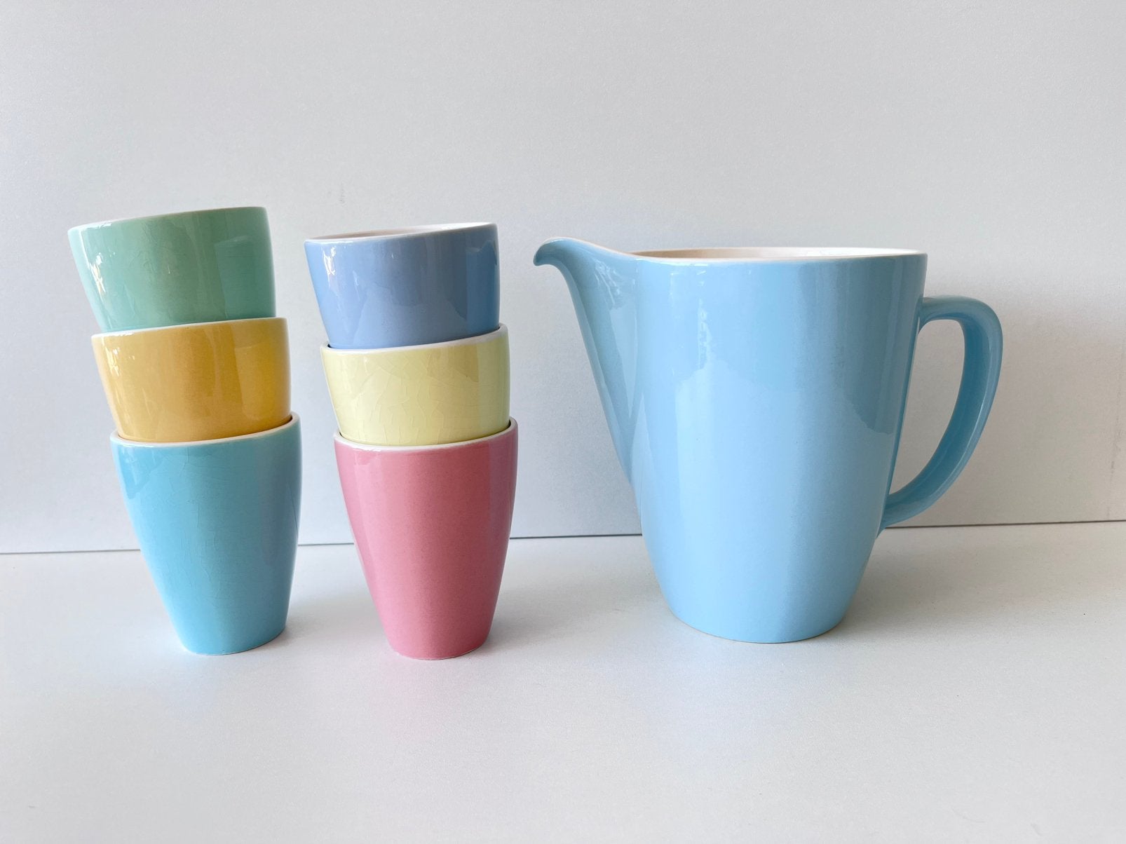 Pastel regout beker en kan pastel servies, Antiek en Kunst, Ophalen of Verzenden