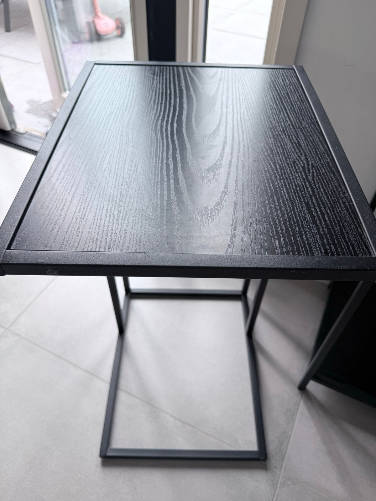 Zwarte bijzettafel met metalen frame, Ophalen, Minder dan 55 cm, Gebruikt, 60 cm of meer