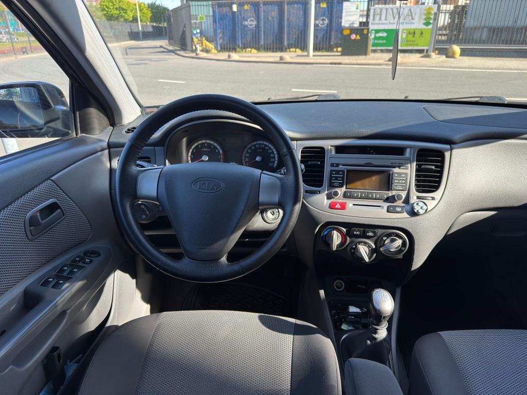 Kia Rio 1.4 X Zwart, Netjes onderhouden, Auto's, Kia, Voorwielaandrijving, 4 cilinders, 1054 kg, Origineel Nederlands