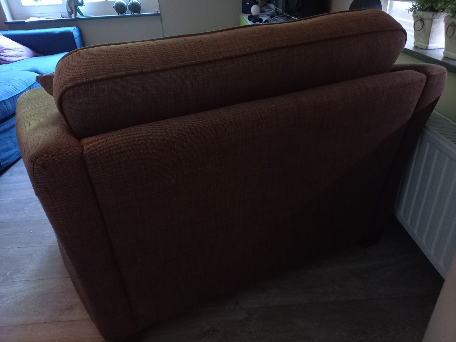 Comfortabele bruine loveseat met kussen, Gebruikt, Modern comfort, 75 tot 100 cm, Ophalen of Verzenden