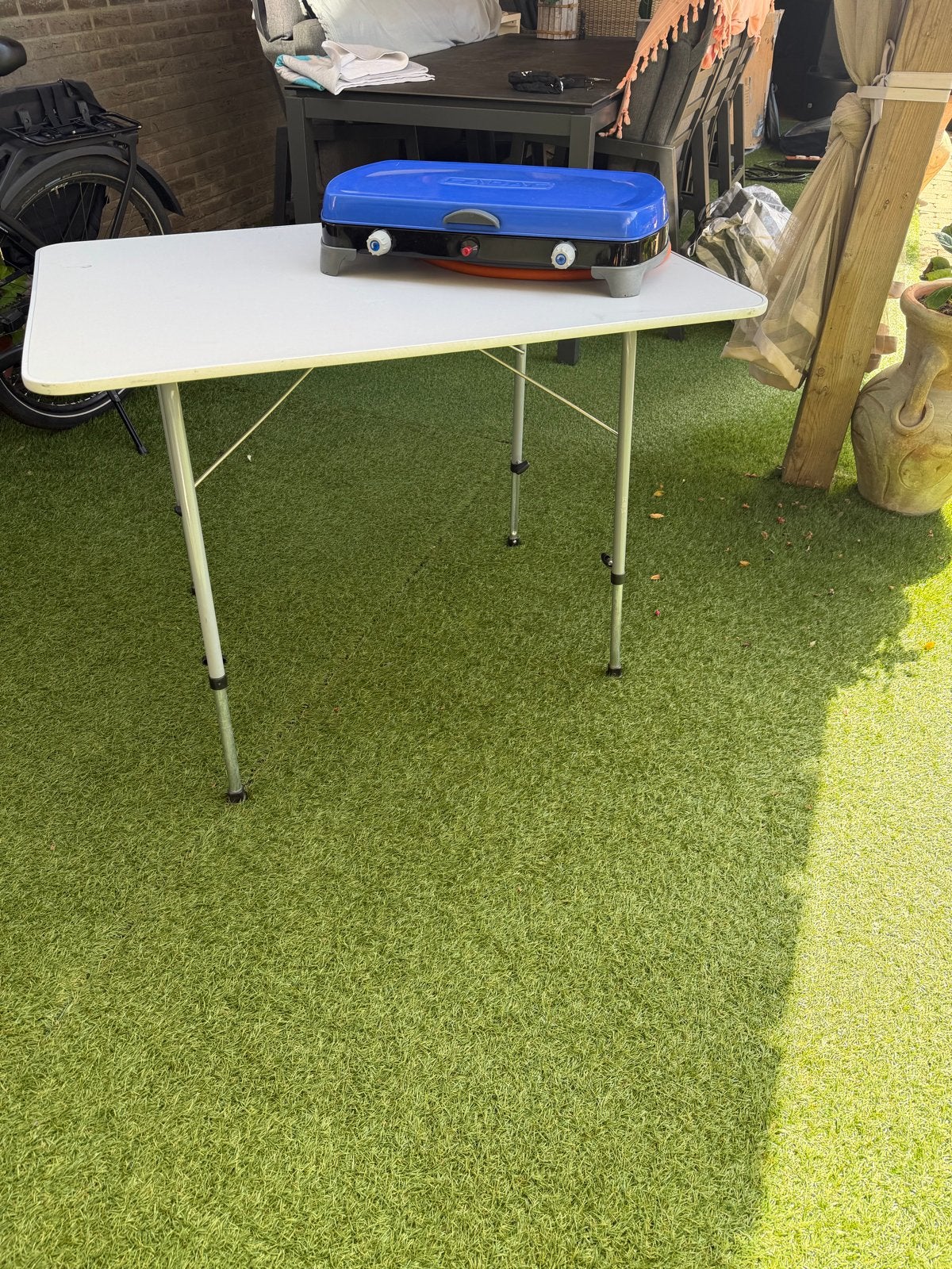 Campingtafel met gasfornuis - Ideaal voor buiten!, Caravans en Kamperen, Kampeeraccessoires, Ophalen, Gebruikt