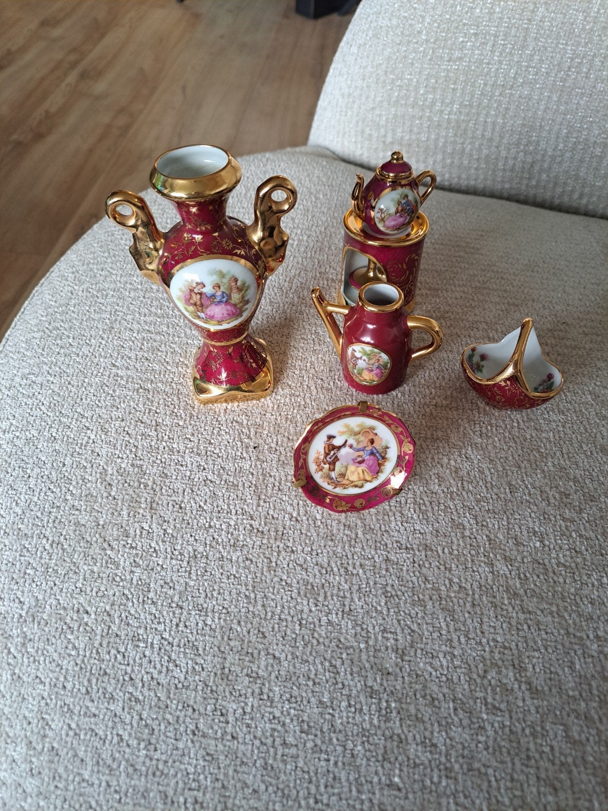 Miniatuur porseleinen theeservies met romantische taferelen, Ophalen of Verzenden
