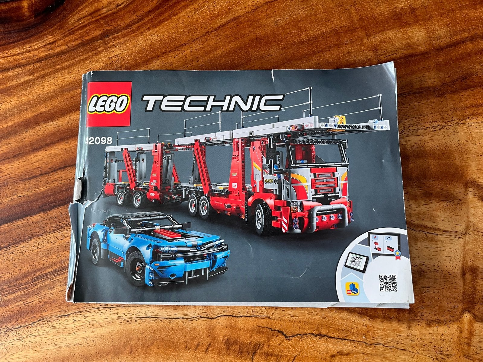 Foto 6 van Lego Technic 42098 Autotransporter met doos en boekje