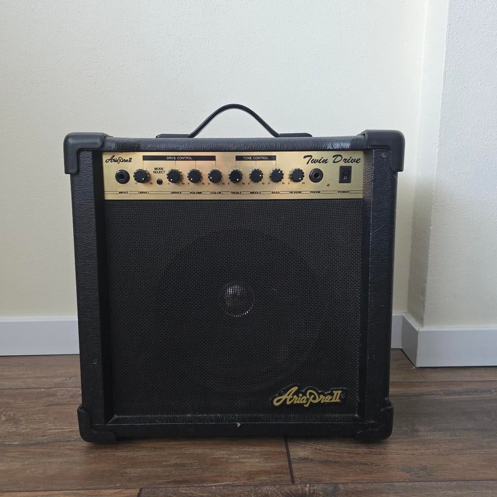 Aria Pro II Gitaarversterker - Twin Drive, Muziek en Instrumenten, Ophalen, Gebruikt, Gitaar, Minder dan 50 watt