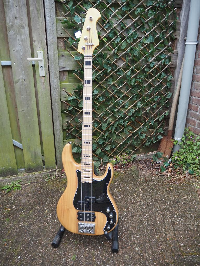 Harley Benton MJ-4 MN Enhanced Precision., Muziek en Instrumenten, Ophalen of Verzenden, Zo goed als nieuw, Elektrisch