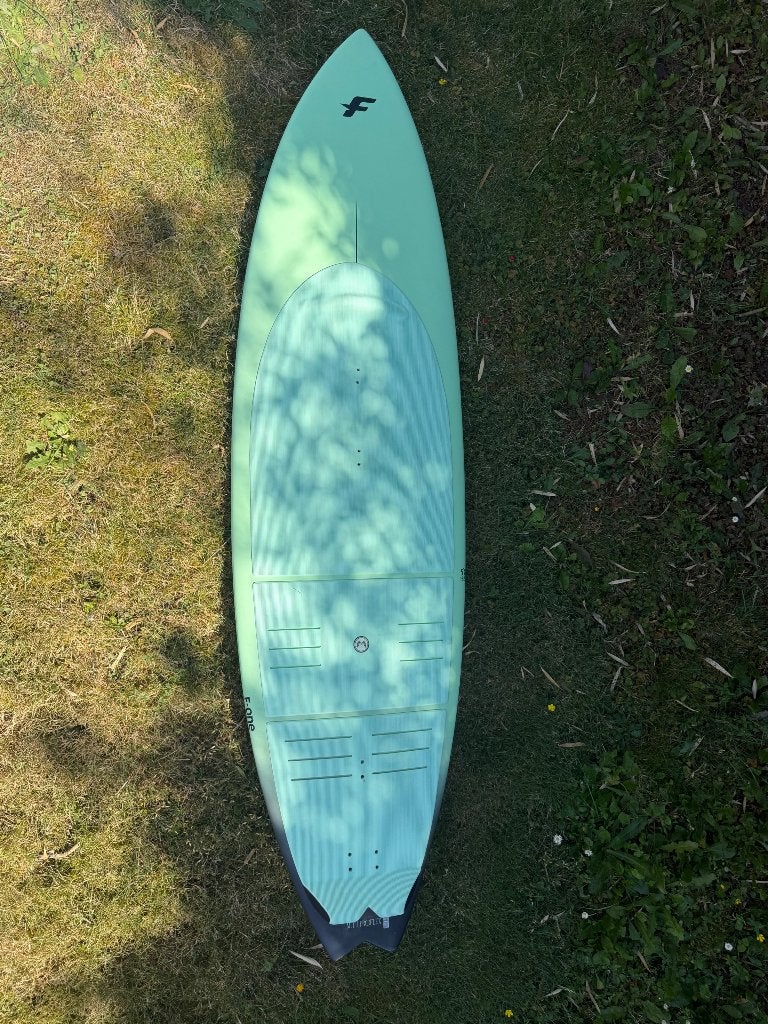 F-One Mitu Pro Flex 5’8 directional kite board, Watersport en Boten, Kitesurfen, Directional, Ophalen, Zo goed als nieuw, Kiteboard