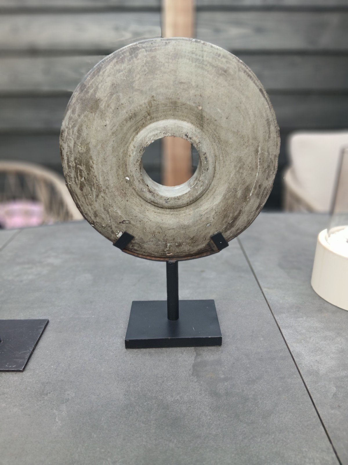 Stoer stenen ornament op voet – Landelijk / Wabi-Sabi, Ophalen of Verzenden, Zo goed als nieuw