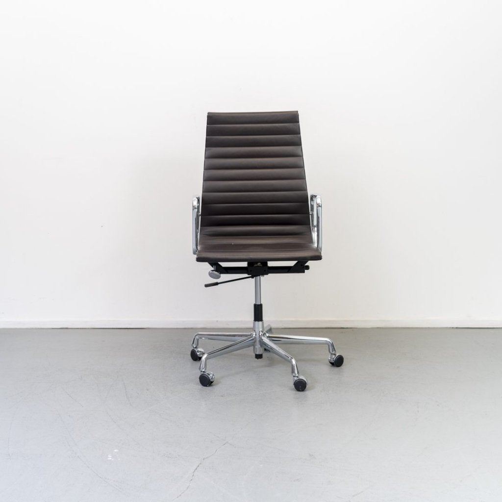 Vitra EA 119 Bureaustoel Donkerbruin Leer – Chroom, Vitra, Zo goed als nieuw, Niet ingevuld, Niet ingevuld