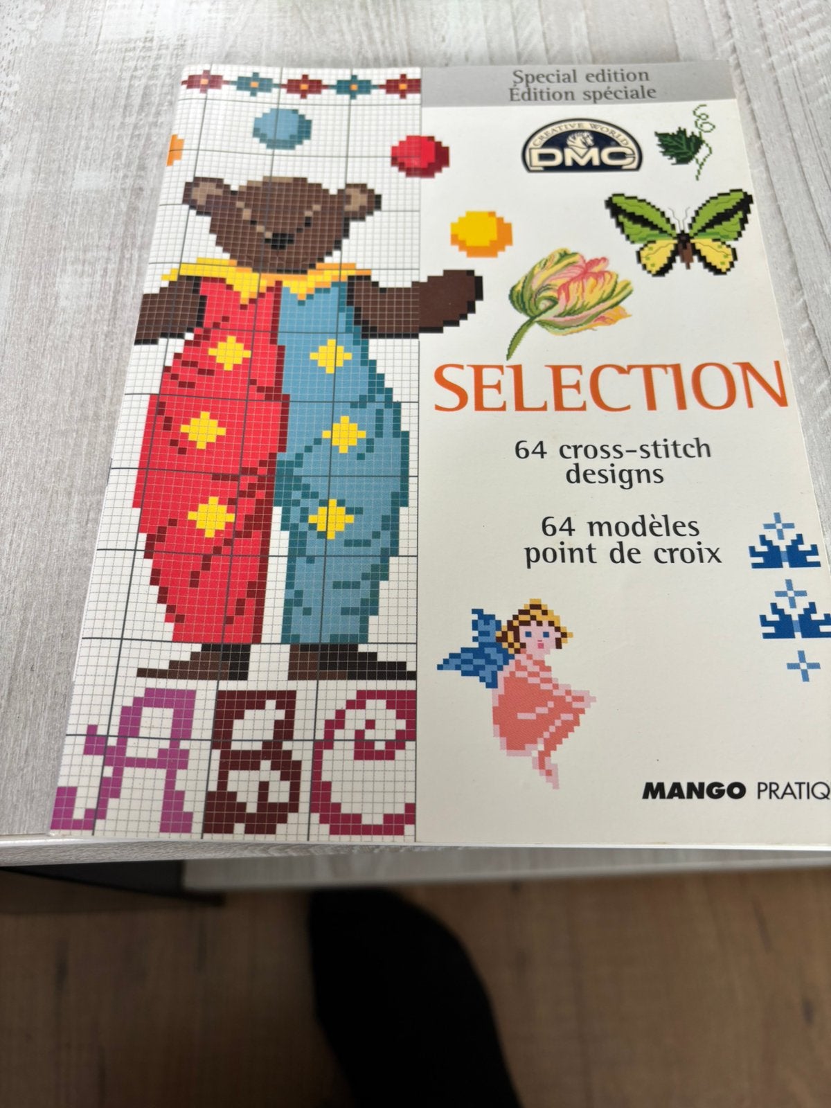 DMC Borduurpatronen Boek - 64 Kruissteek Ontwerpen, Ophalen of Verzenden, Zo goed als nieuw, Handborduren, Patroon