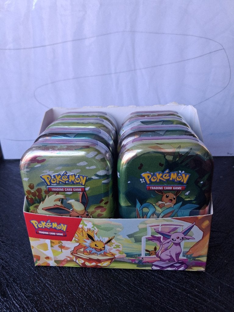 Pokemon Prismatic Tin, Hobby en Vrije tijd, Verzamelkaartspellen | Pokémon, Ophalen of Verzenden, Nieuw, Overige typen