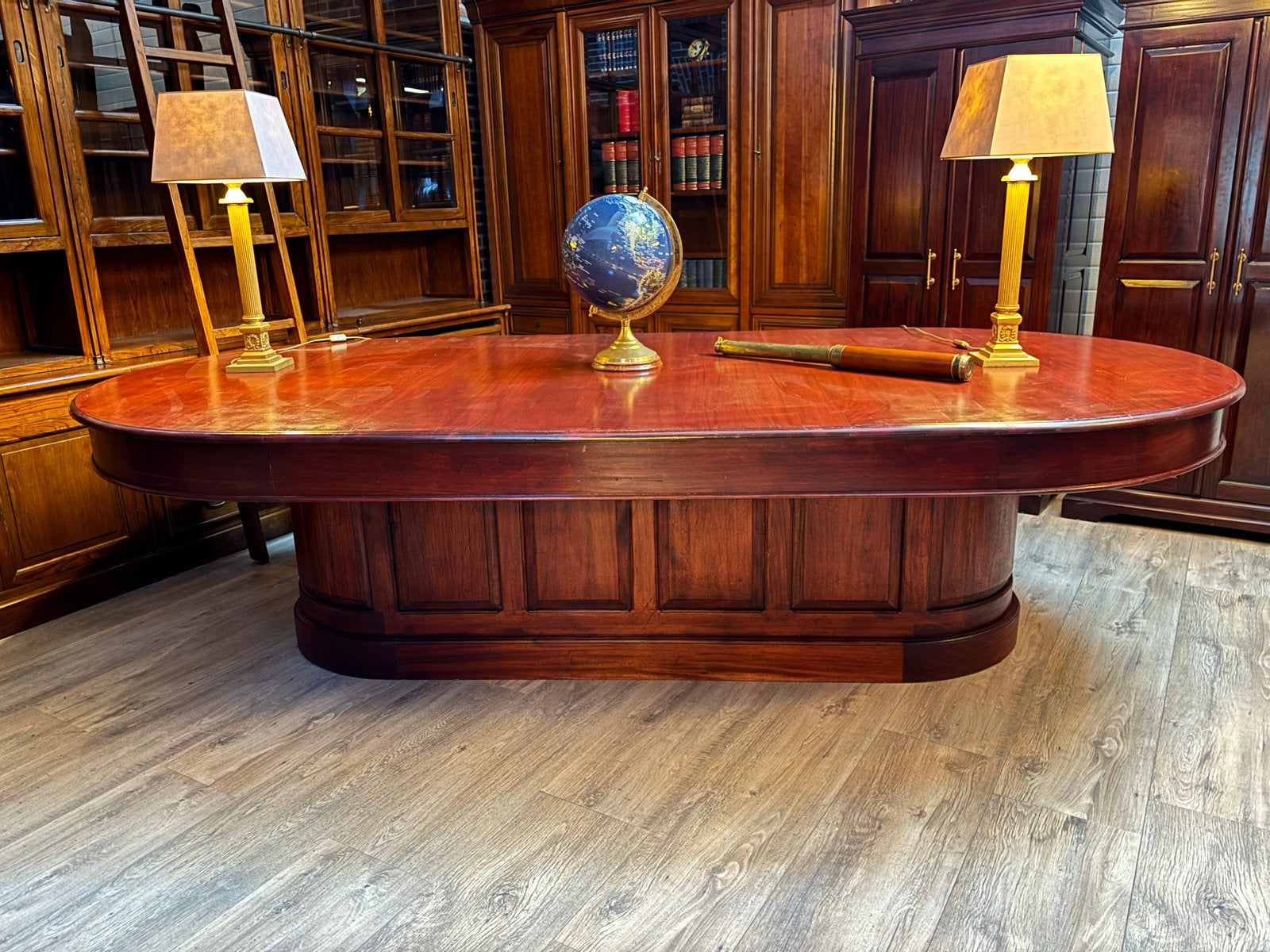 Grote ovale mahoniehouten directietafel