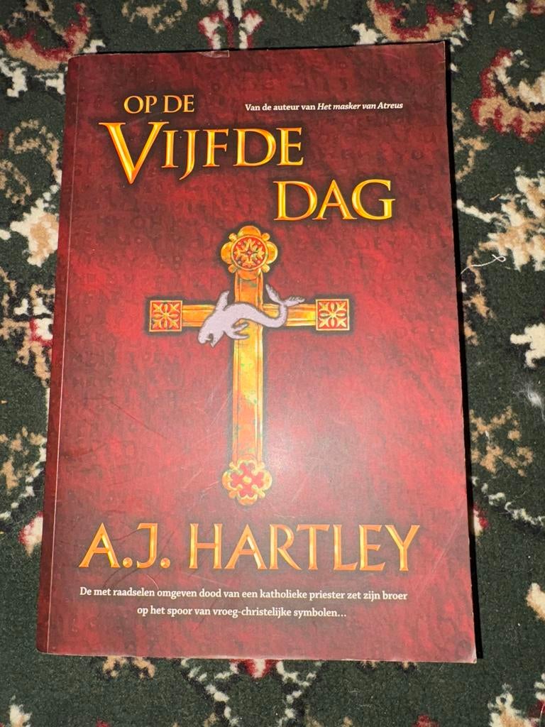 Op de Vijfde Dag - A.J. Hartley, Ophalen of Verzenden, Zo goed als nieuw, Christendom | Katholiek