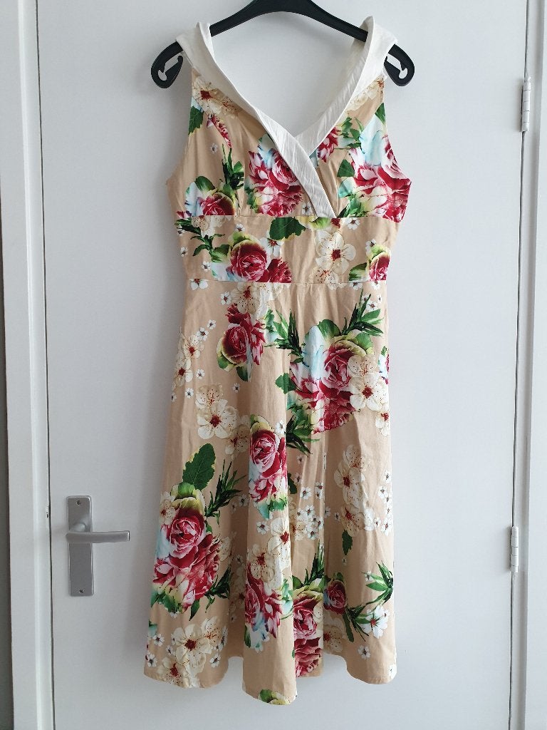 Zomerjurk van voodoo vixen maat M in zandkleur met bloemen, Maat 38/40 (M), Beige, Ophalen of Verzenden, Zo goed als nieuw