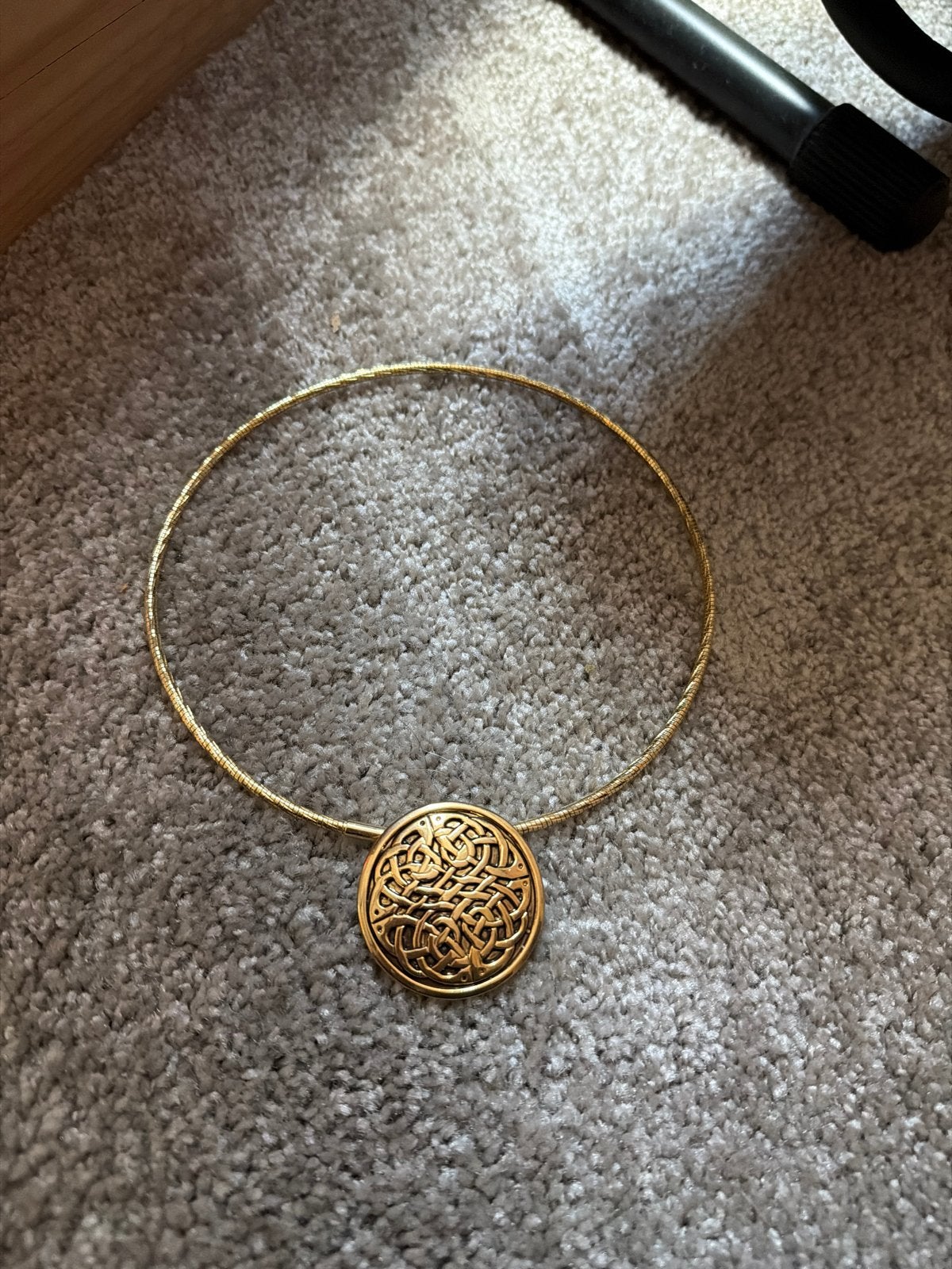 Gouden choker ketting met Keltische hanger, Ophalen of Verzenden, Zo goed als nieuw, Goud, Overige materialen