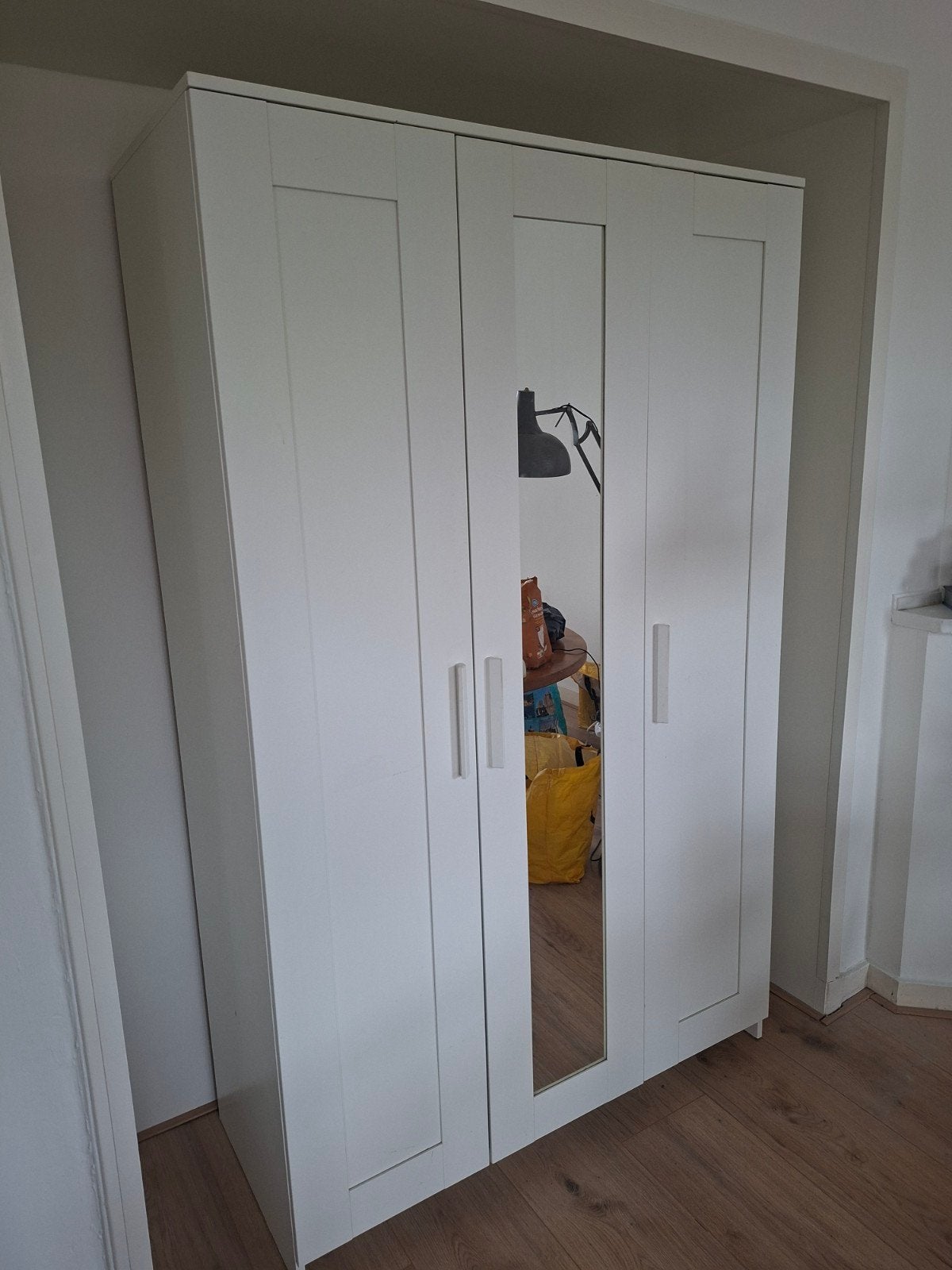 IKEA BRIMNES witte kledingkast met spiegeldeur, Ophalen, Met deur(en), Gebruikt, 100 tot 150 cm