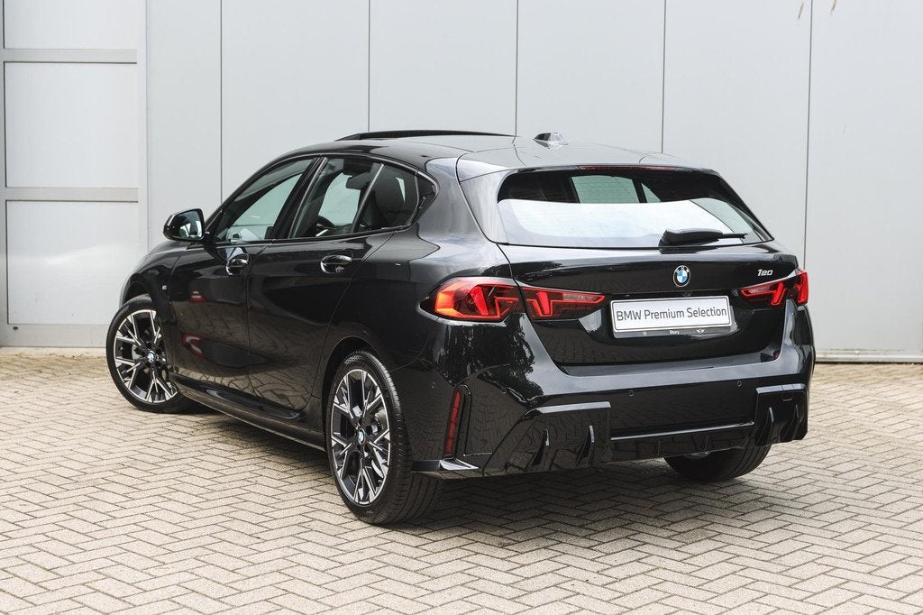 BMW 1 Serie 120 M Sport Automaat / Panoramadak / Sportstoele, Auto's, BMW, 12 maanden, Gebruikt, 156 pk, Zwart