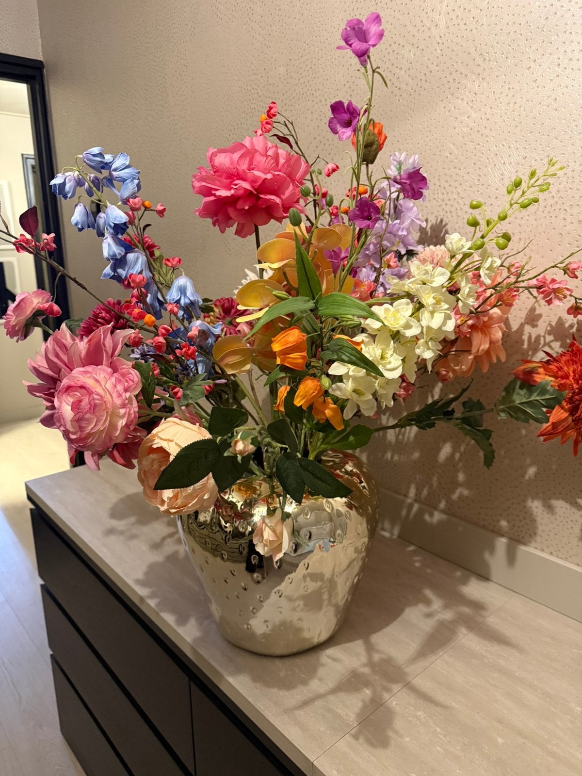 Vaas met grote bos kunstbloemen, Binnen, Ophalen of Verzenden, Zo goed als nieuw, Meerkleurig