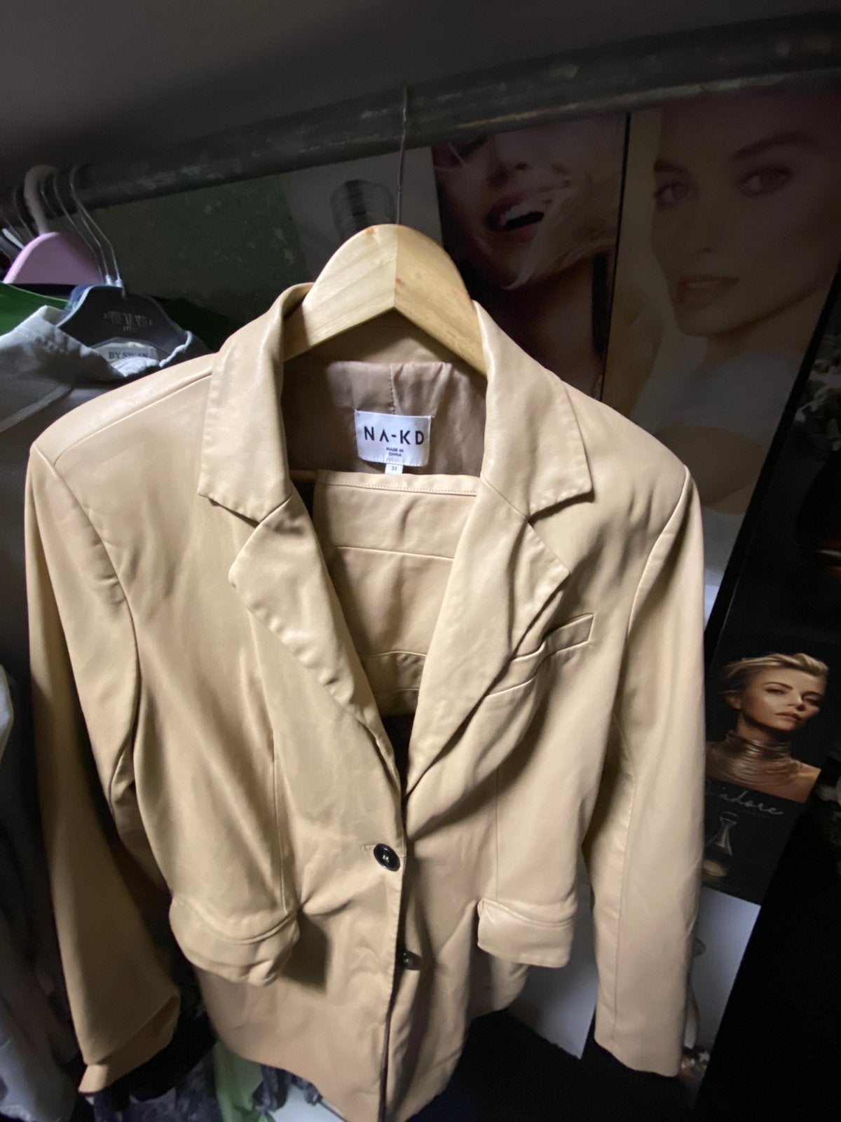 Colbert en top NAKD, Kleding | Dames, Jasjes, Kostuums en Pakken, Ophalen of Verzenden, Zo goed als nieuw, Bruin