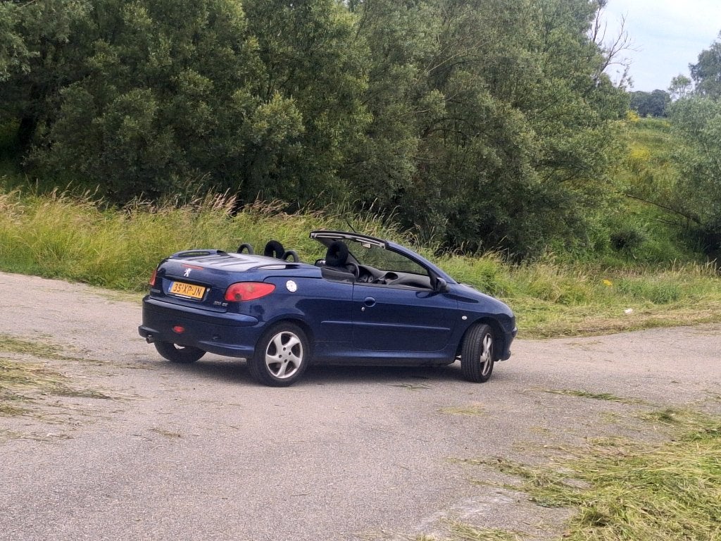 Peugeot 206 CC 1.6 16V Automaat (2004) – € 1.000, Stof, Zwart, 4 cilinders, Cabriolet