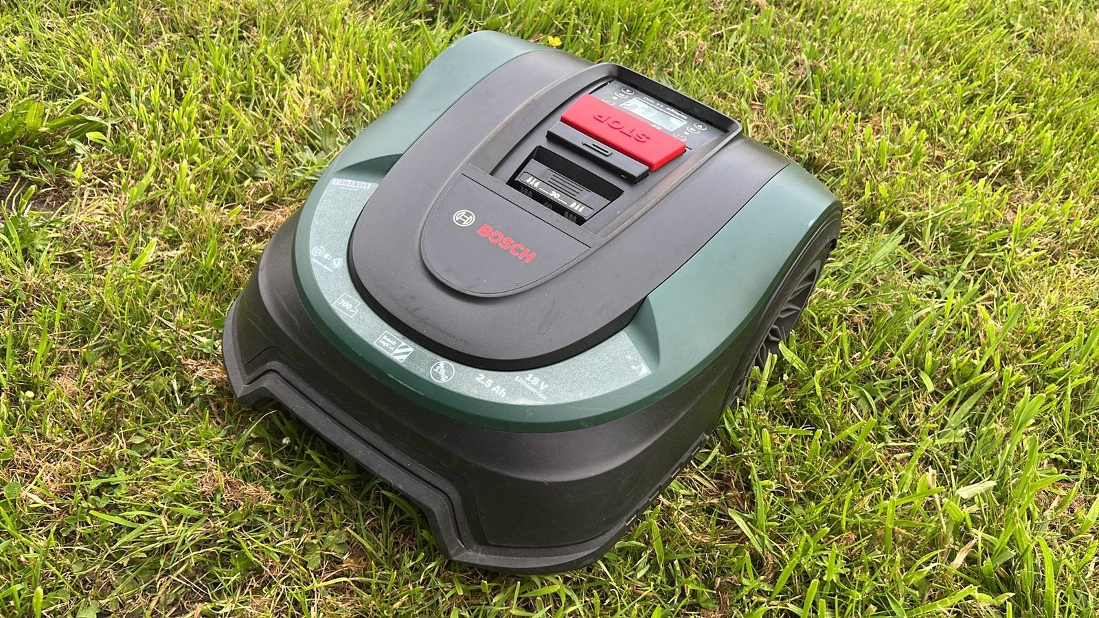 Bosch Indego XS300 robotmaaier met garage en toebehoren, Tuin en Terras, Ophalen, Bestuurbaar via app, Zo goed als nieuw, 20 tot 25 cm