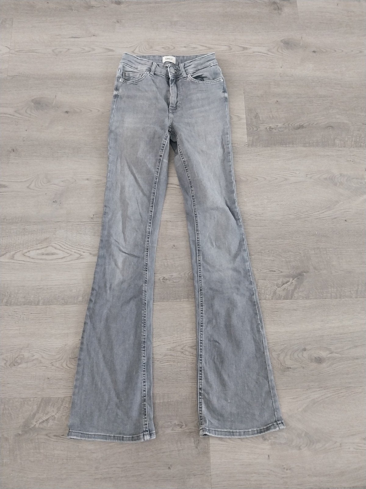 Grijze flared broek maat S lengte 34, Only, Ophalen of Verzenden, Zo goed als nieuw, W28 - W29 (confectie 36)