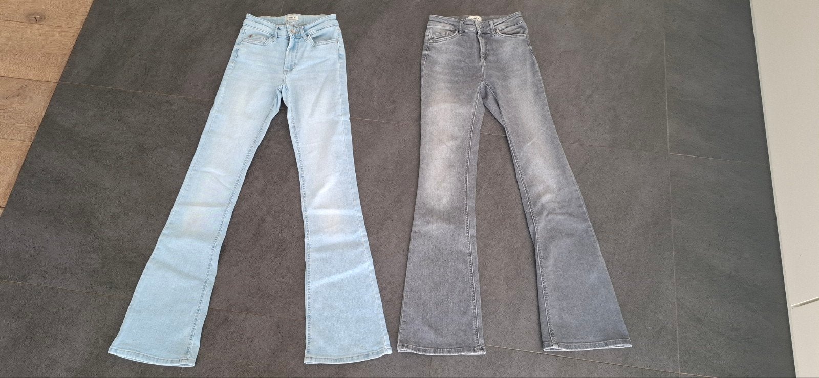 Only flared jeans lichtblauw + grijs (XS/32). 2 Spijkerbroek, Only, Blauw, Ophalen of Verzenden, W28 - W29 (confectie 36)