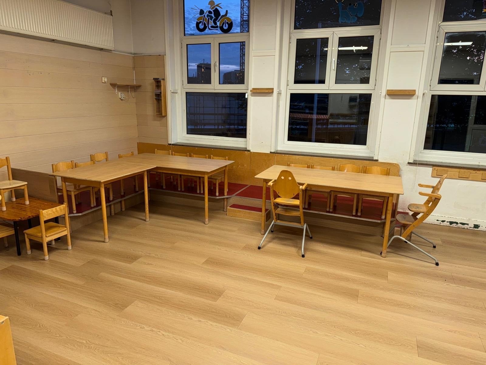 Schilte hoekcombinatie voor 16 kinderen incl. stoelen, Ophalen of Verzenden, Gebruikt, Tafel(s) en Stoel(en)