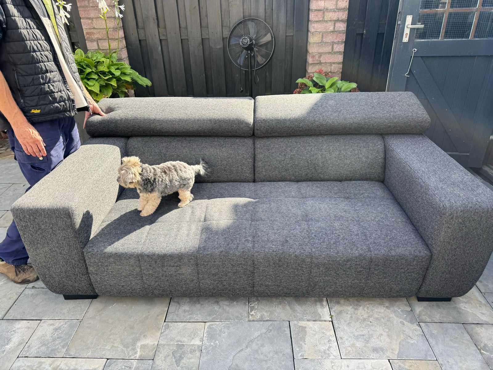 Comfortabele grijze tweezitsbank met verstelbare hoofdsteune, Ophalen, Tweepersoons, 75 tot 100 cm, Zo goed als nieuw