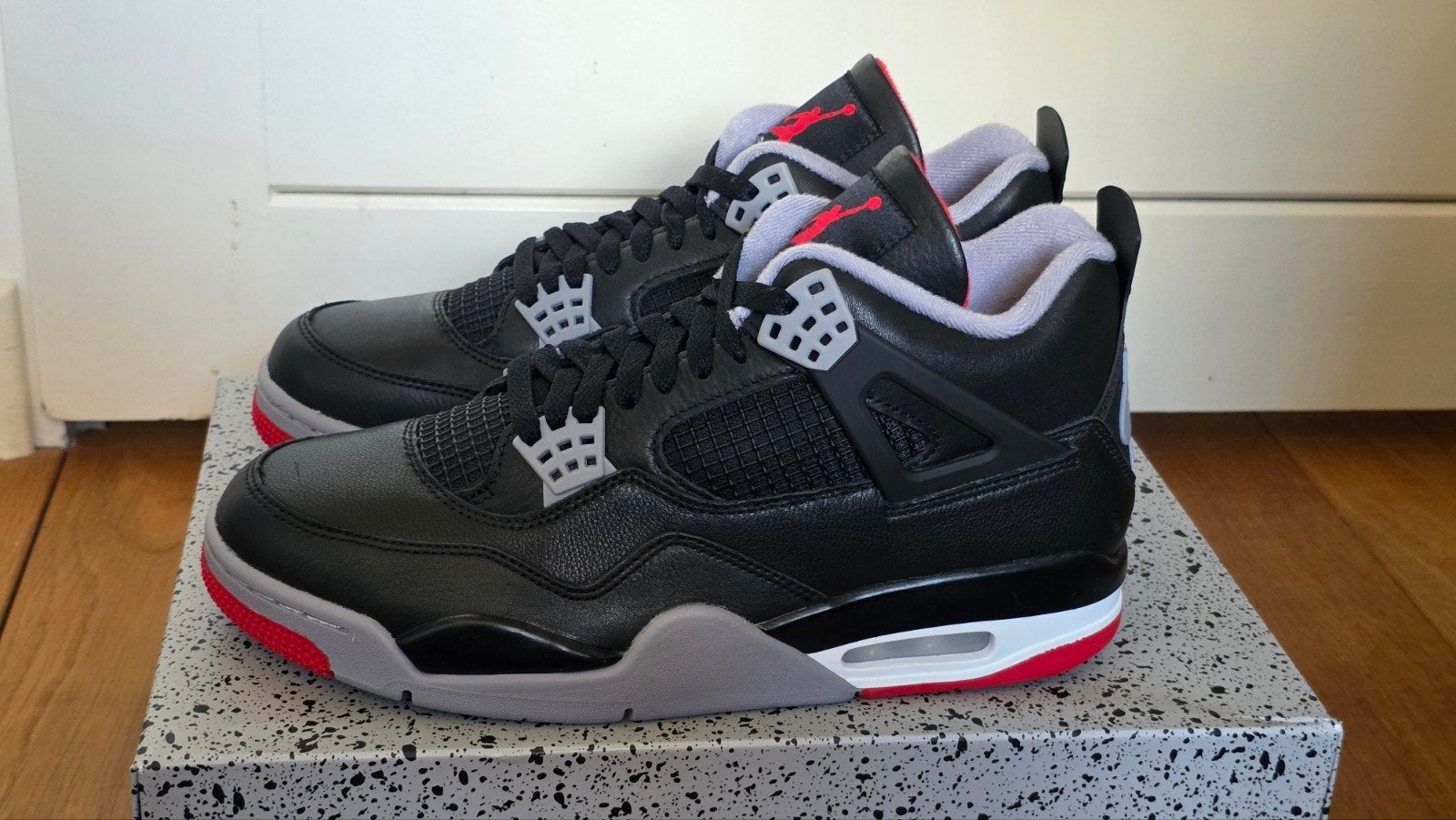 Air Jordan 4 Bred 2024 maat 44 DS, Kleding | Heren, Verzenden, Zwart, Air Jordan, Nieuw
