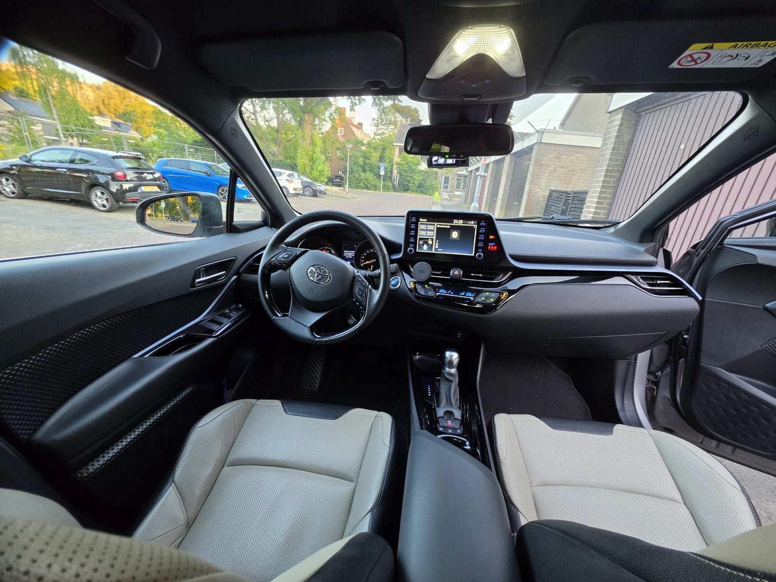 Toyota C-HR 1.8 Hybrid Business Plus 2020 Leder Dealeronderh, Dealer onderhouden, 725 kg, Beige, 4 cilinders