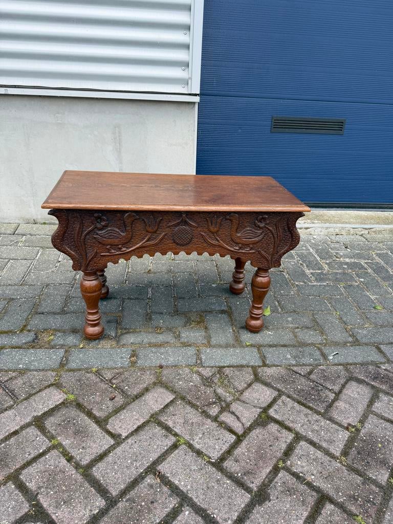 Antieke eikenhouten salontafel met houtsnijwerk, Antiek en Kunst, Ophalen of Verzenden