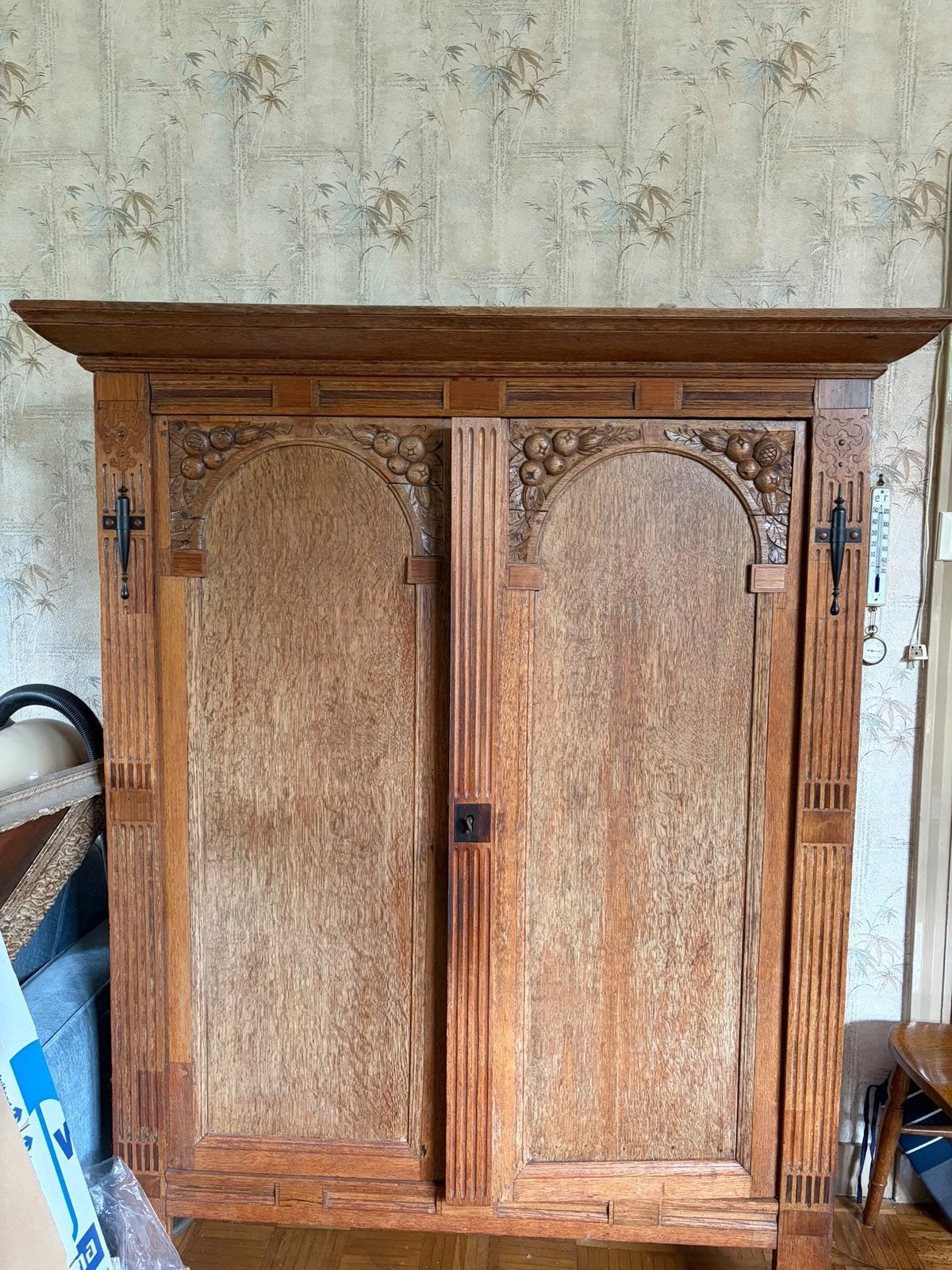 Antieke houten kast met decoratieve gravures, Antiek en Kunst, Ophalen of Verzenden
