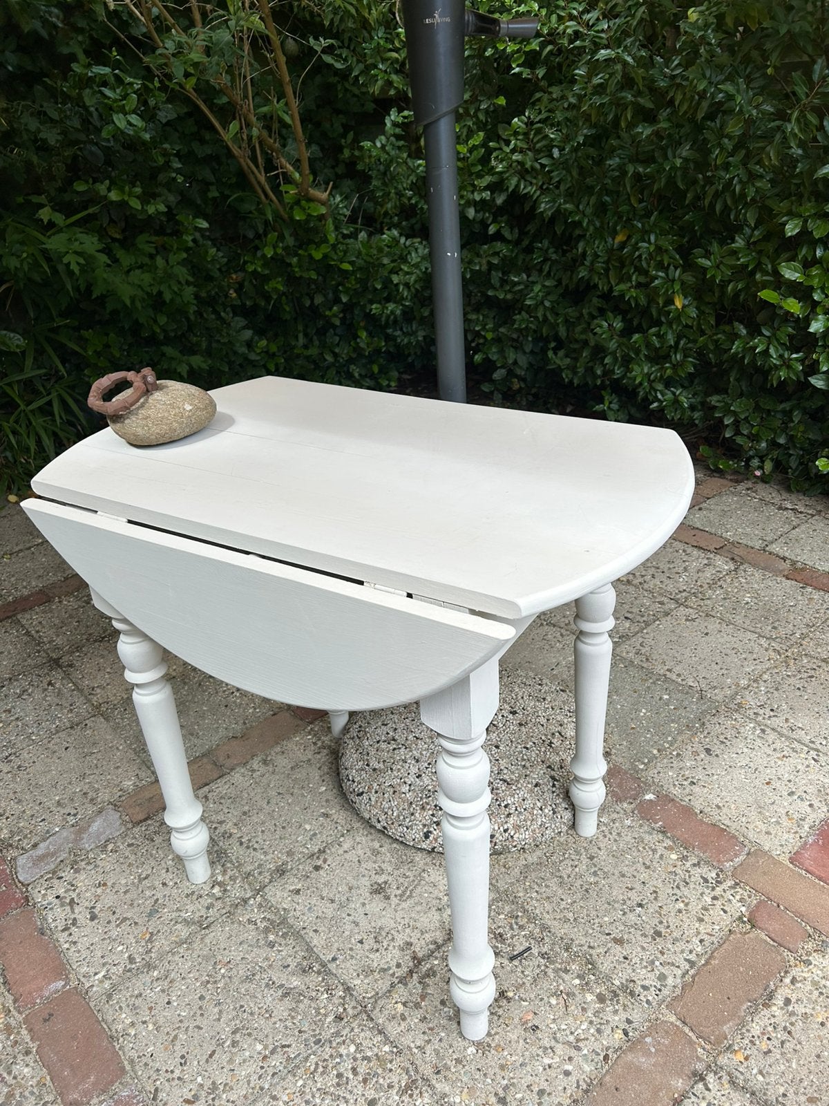 Brocante wit houten tafel landelijke stijl, Ophalen, Minder dan 55 cm, Rond, Zo goed als nieuw