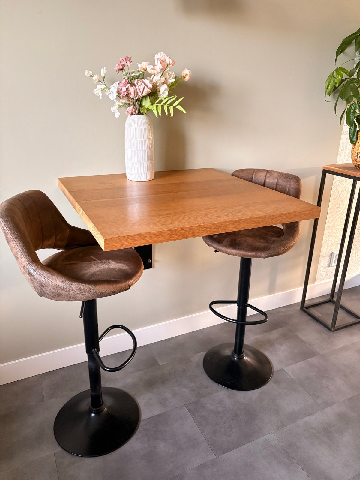 Wandgemonteerde bartafel met twee barkrukken, Ophalen, 100 tot 150 cm, Tot twee personen, 50 tot 100 cm