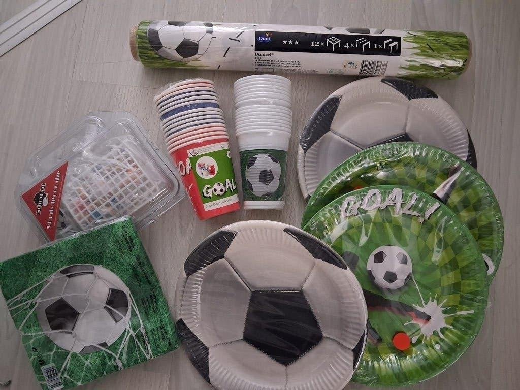Voetbal kartonnen bordje en bekers en taart versiering, Ophalen of Verzenden, Nieuw, Versiering, Overige