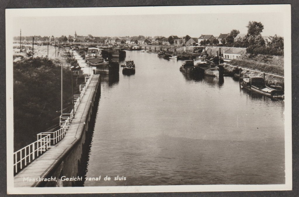 maasbracht gezicht vanaf de sluis met schepen, Verzenden, 1940 tot 1960, Ongelopen, Limburg