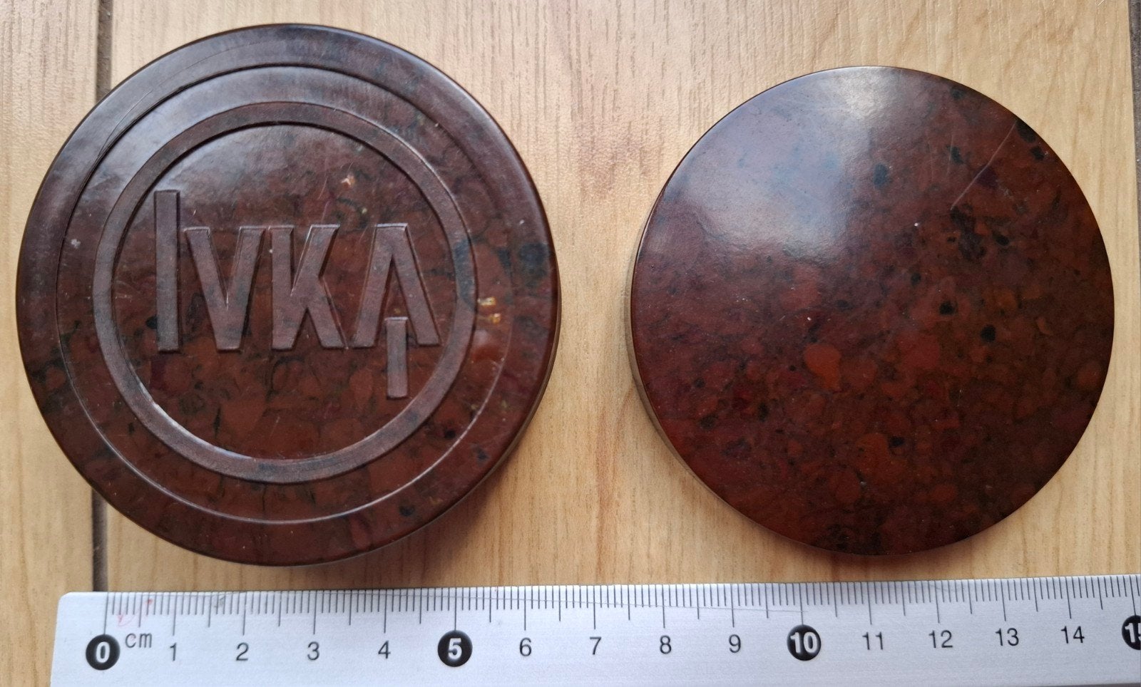 Bakeliet, rond bruin doosje met schroefdeksel. 6.5 cm € 5,-, Ophalen of Verzenden