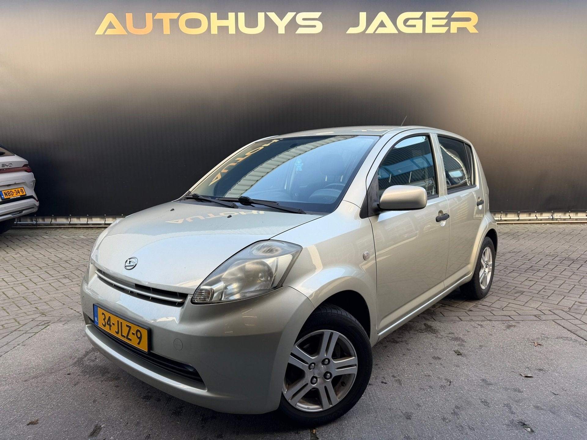 Daihatsu Sirion 2 1.0-12V Premium Nieuwe APK., Auto's, Stof, Gebruikt, Beige, Bedrijf